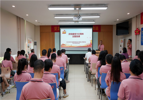 ������Ƶ�ί��չ��ף����102�������⵳���˶�