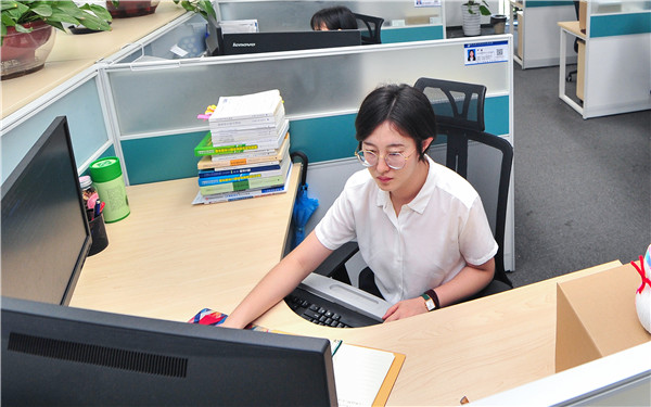 16702903578878373NiM.jpg 李洁 事情照.jpg